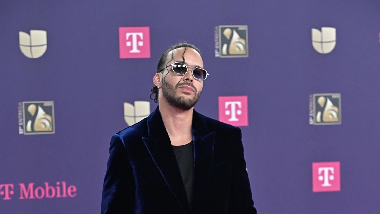 Prince Royce posando