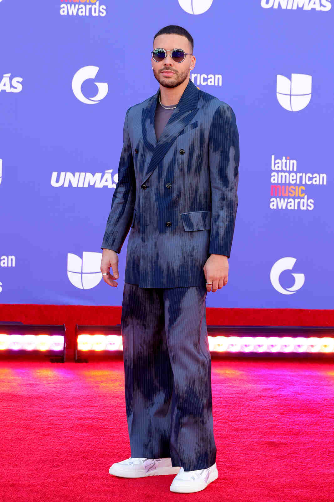 Prince Royce posando en un photocall