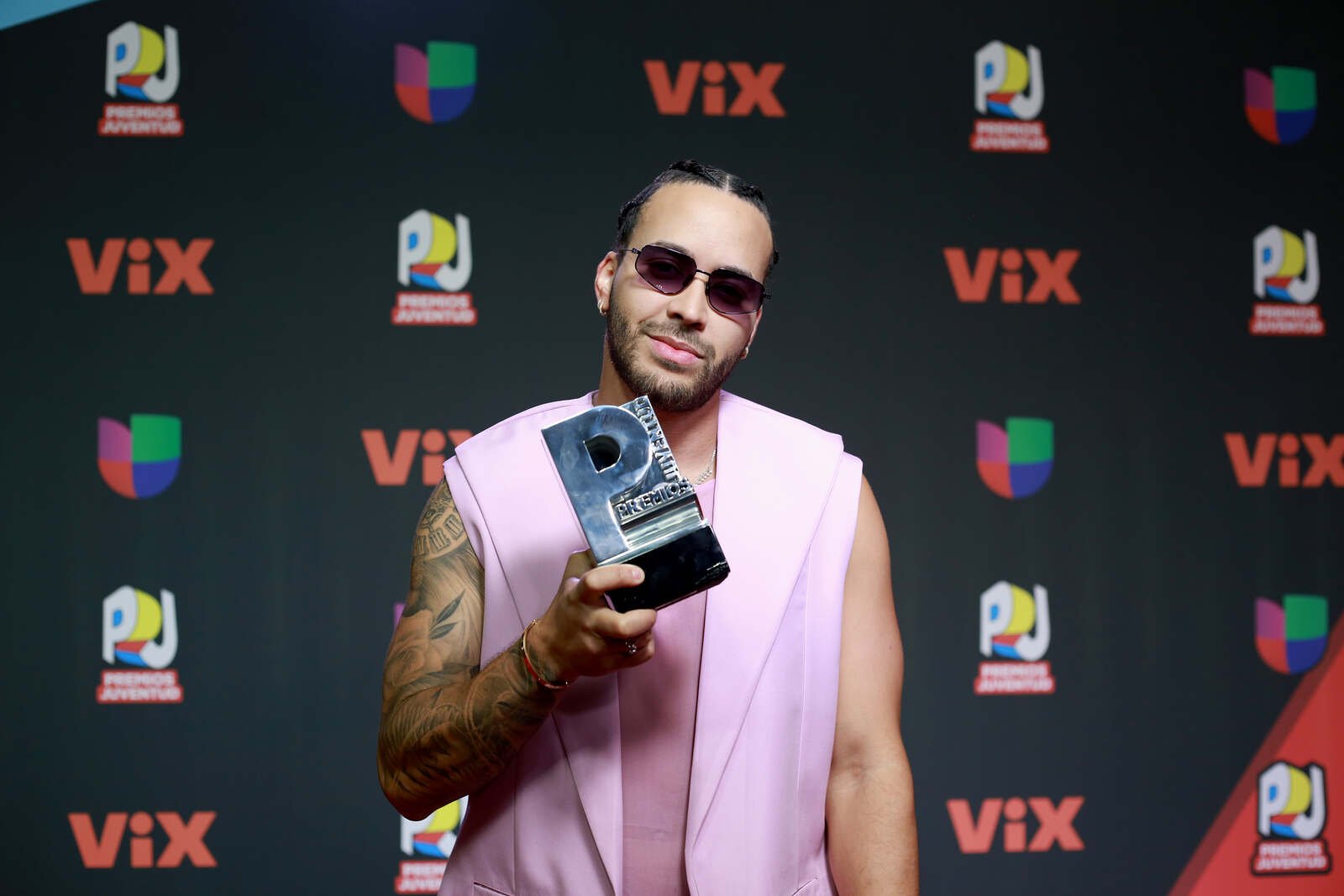 Prince Royce con un premio