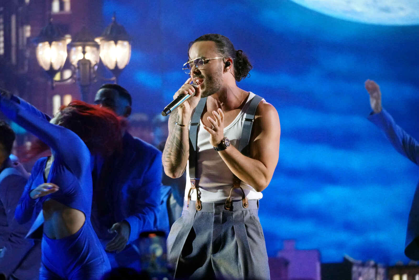 Prince Royce actuando en los Premios Lo Nuestro