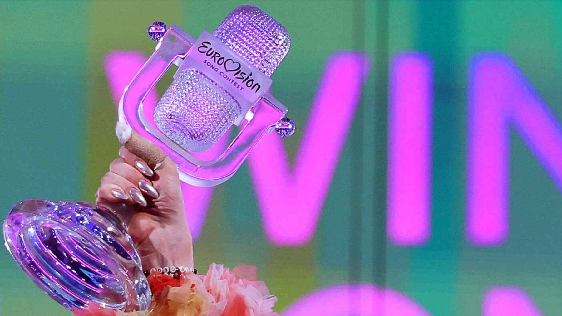 Mano con micrófono de Eurovisión