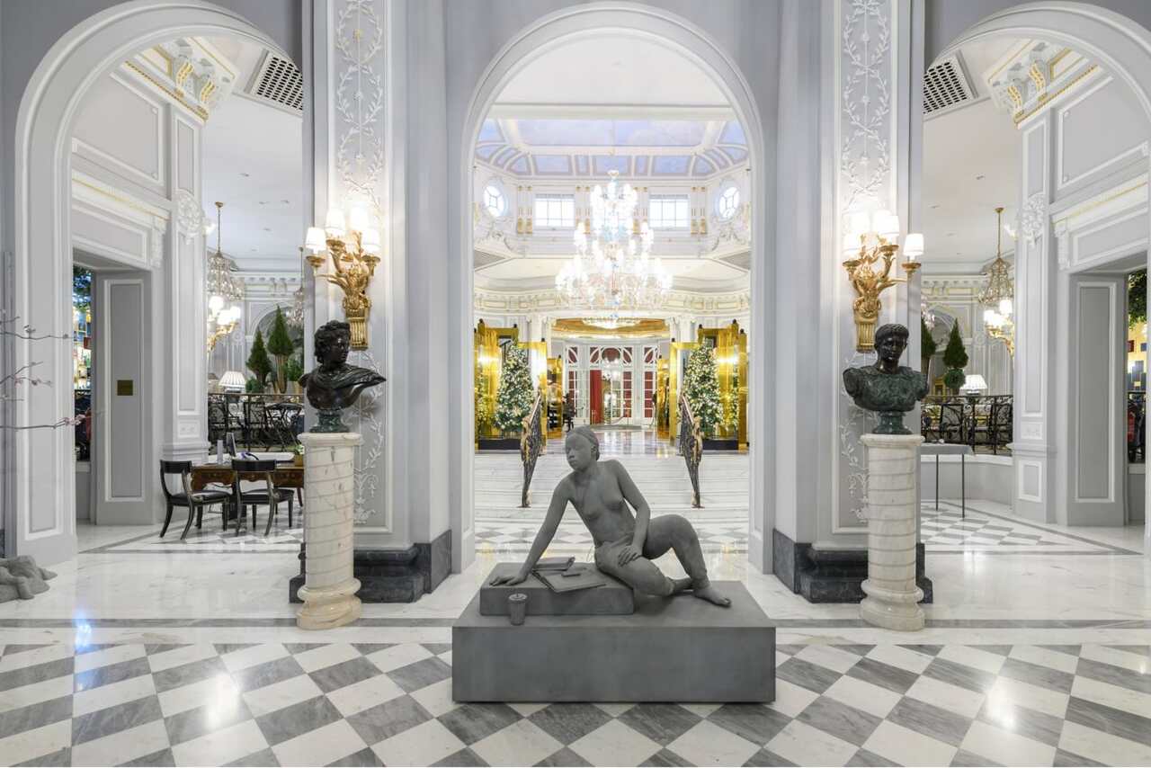 galleria continnua del hotel obraas de arte