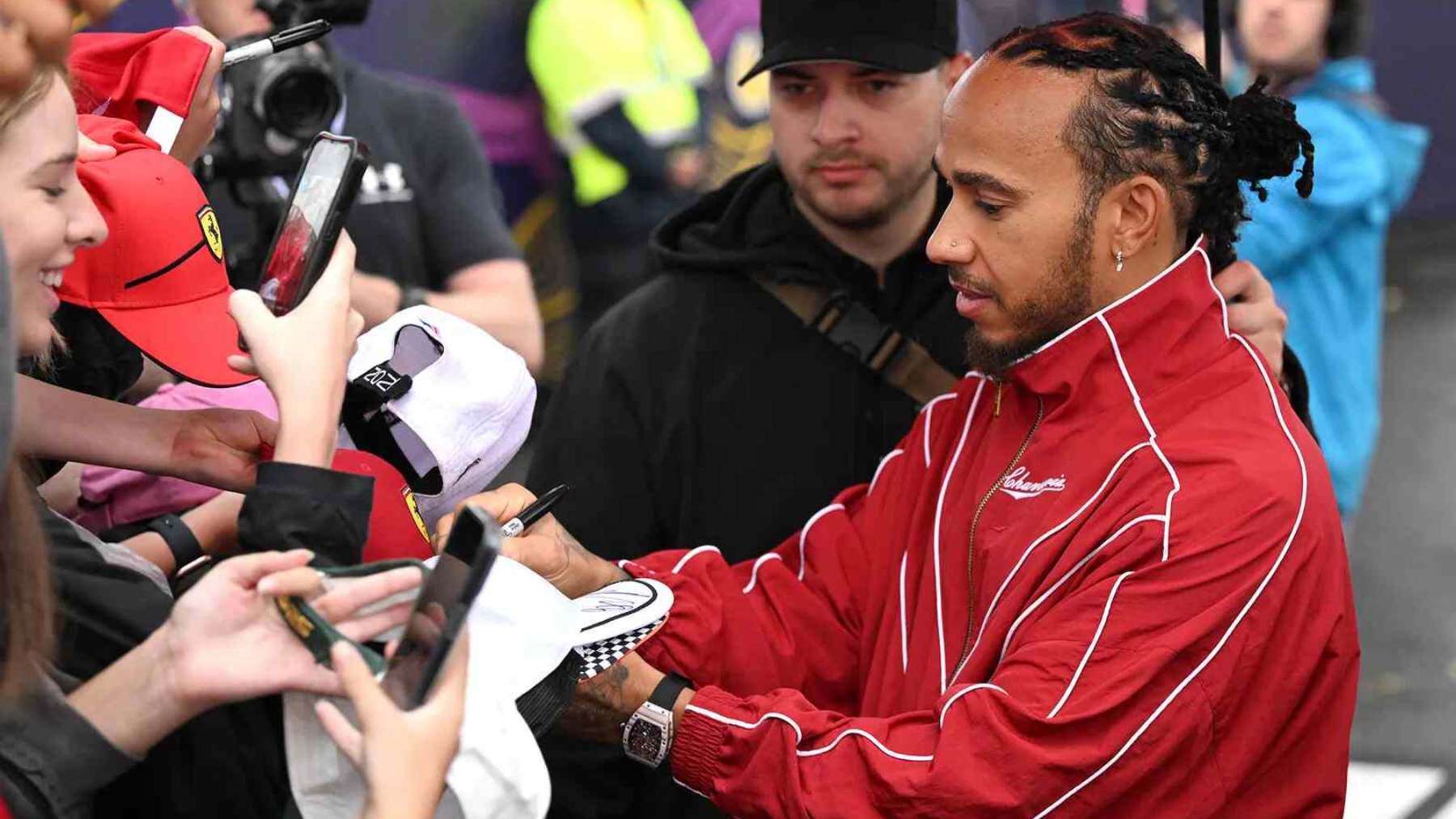 Hamilton con mono rojo