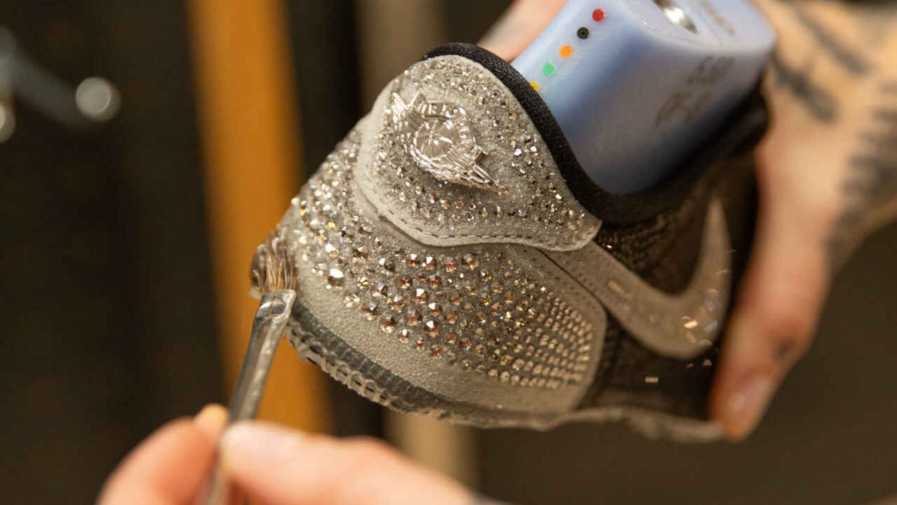 Así son las exclusivas Nike con 115.000 cristales de Swarovski que cuestan 1.000 €