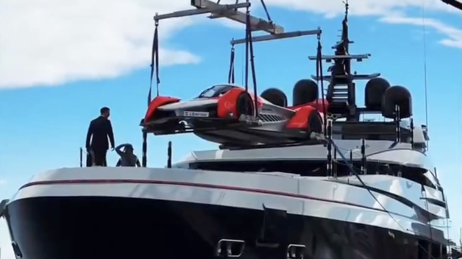 McLaren sobre un yate en el Gran Premio de Mónaco