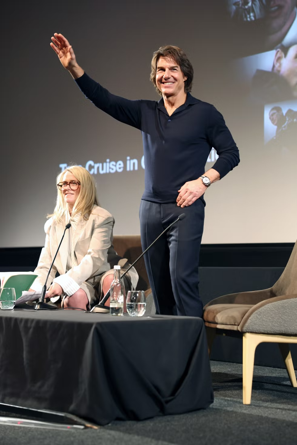 Tom Cruise saludando