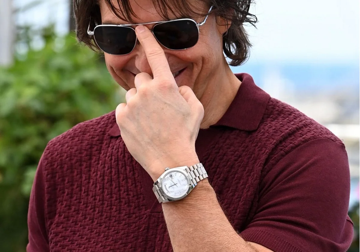 Tom Cruise posando con el Rolex Daytona