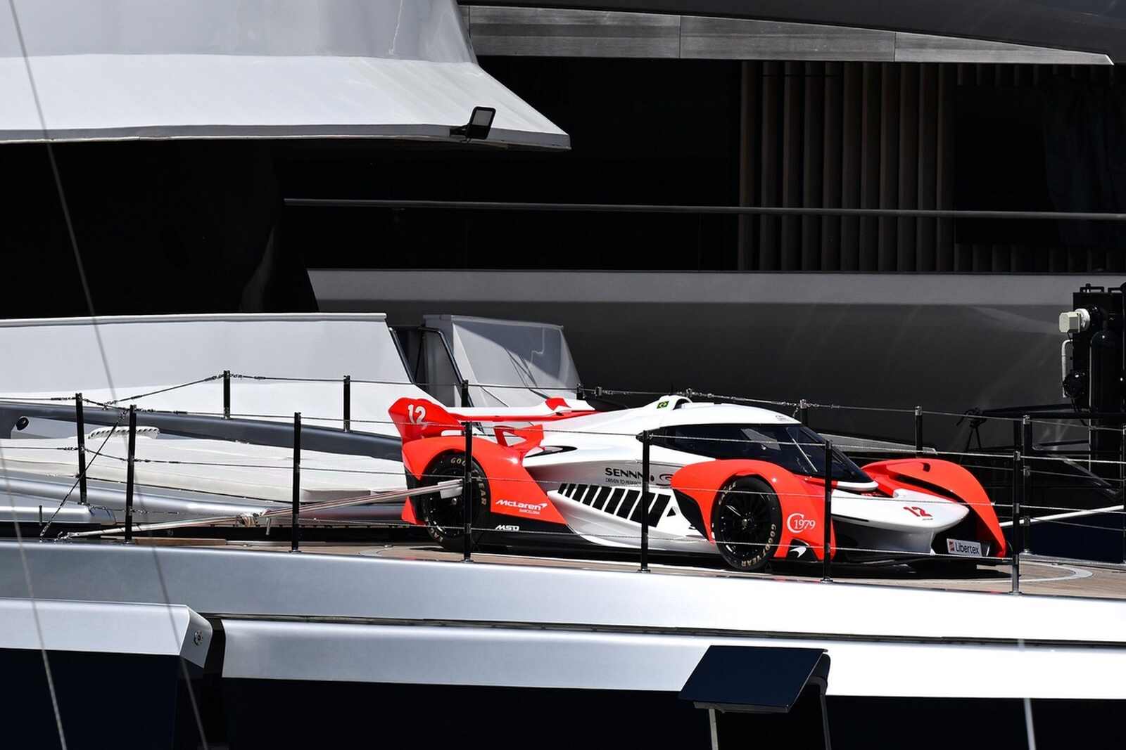 Foto del McLaren sobre el yate en el Gran Premio de Mónaco
