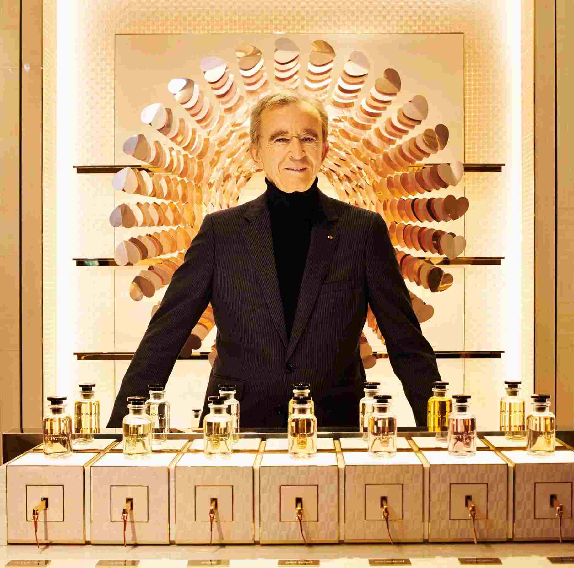 Bernard Arnault posando con perfumes