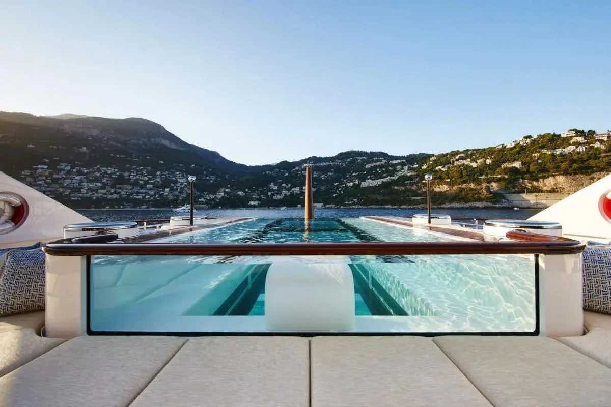 Piscina del yate de Bernard Arnault