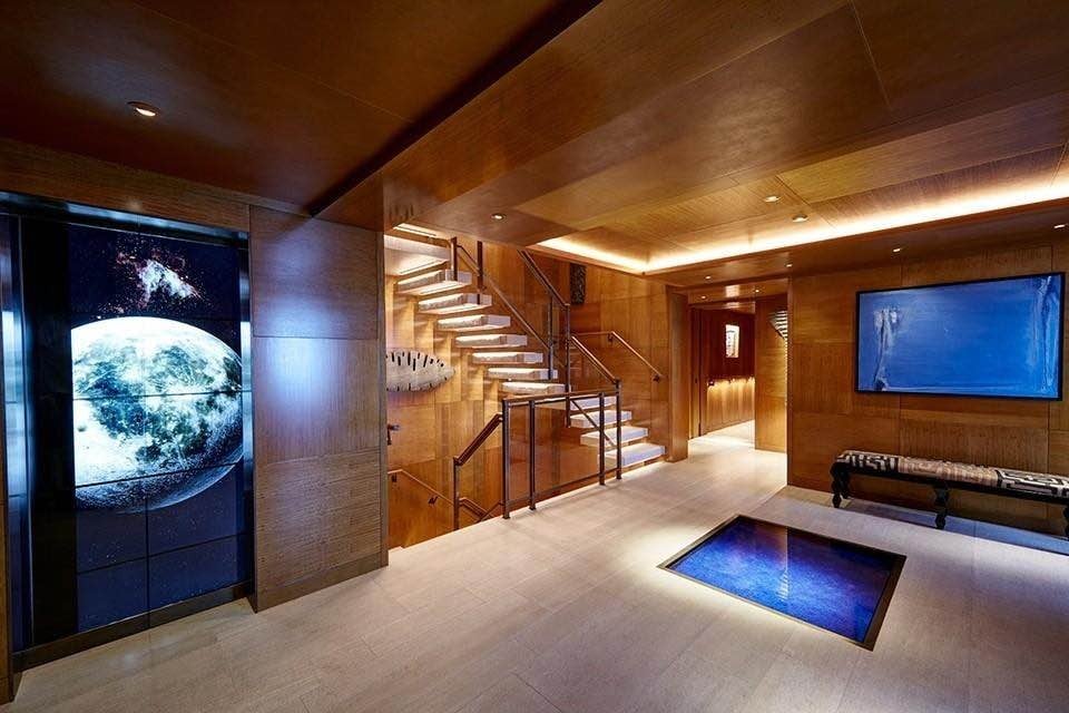 Pasillos interiores del yate de Bernard Arnault