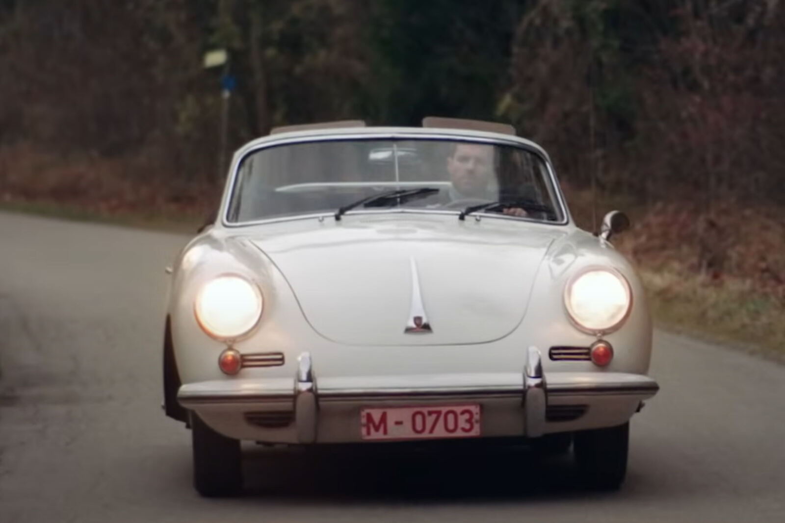 Xabi Alonso conduciendo un Porsche