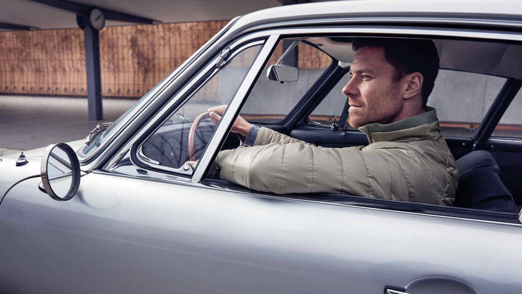 Xabi Alonso conduciendo un Porsche 911