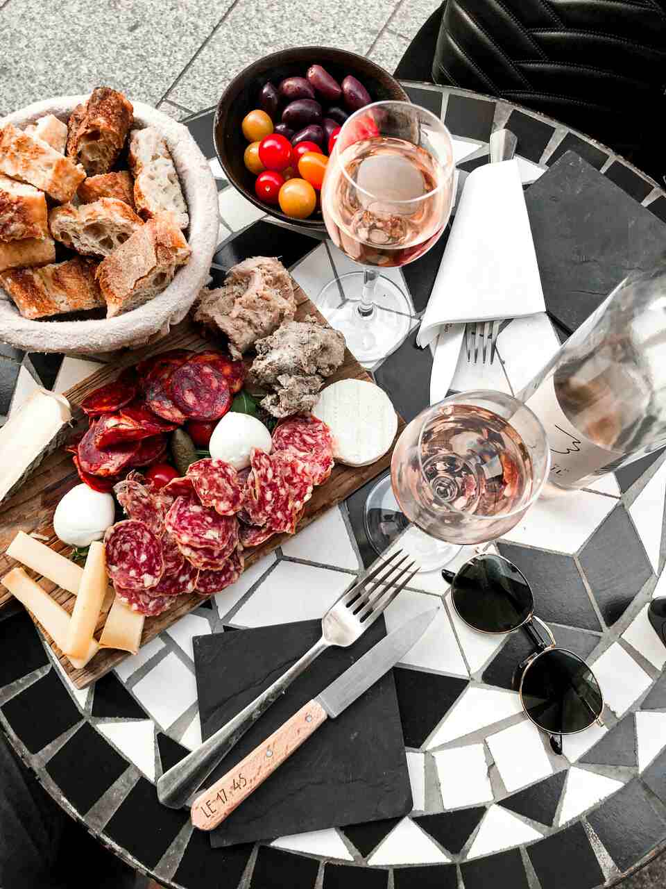 Vinos embutido mesa aperitivo
