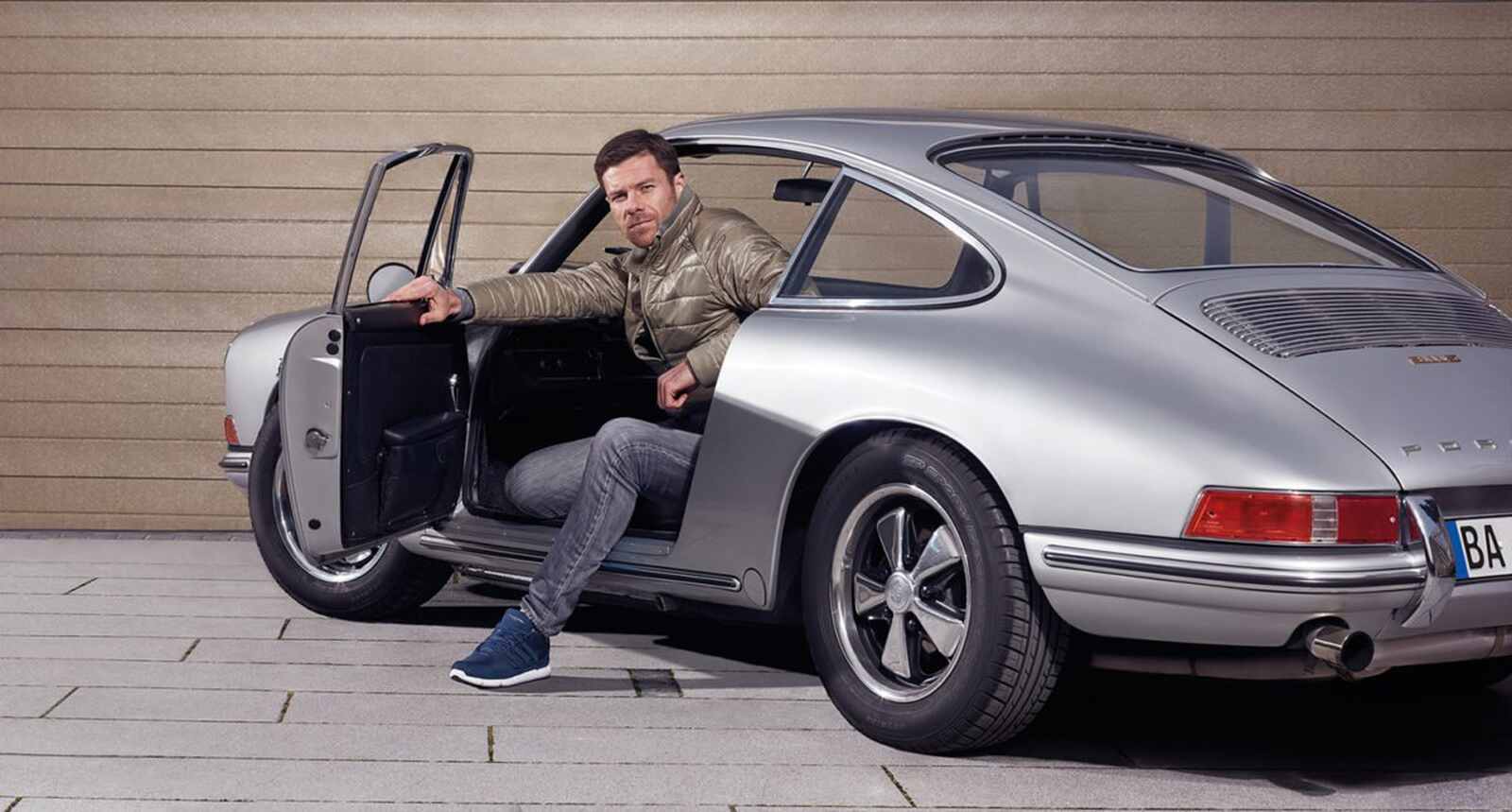 Xabi Alonso saliendo de un Porsche