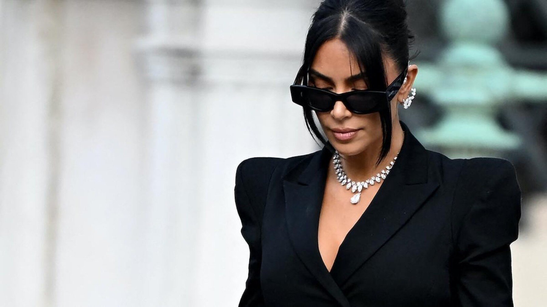 Kim Kardashian con un collar de diamantes
