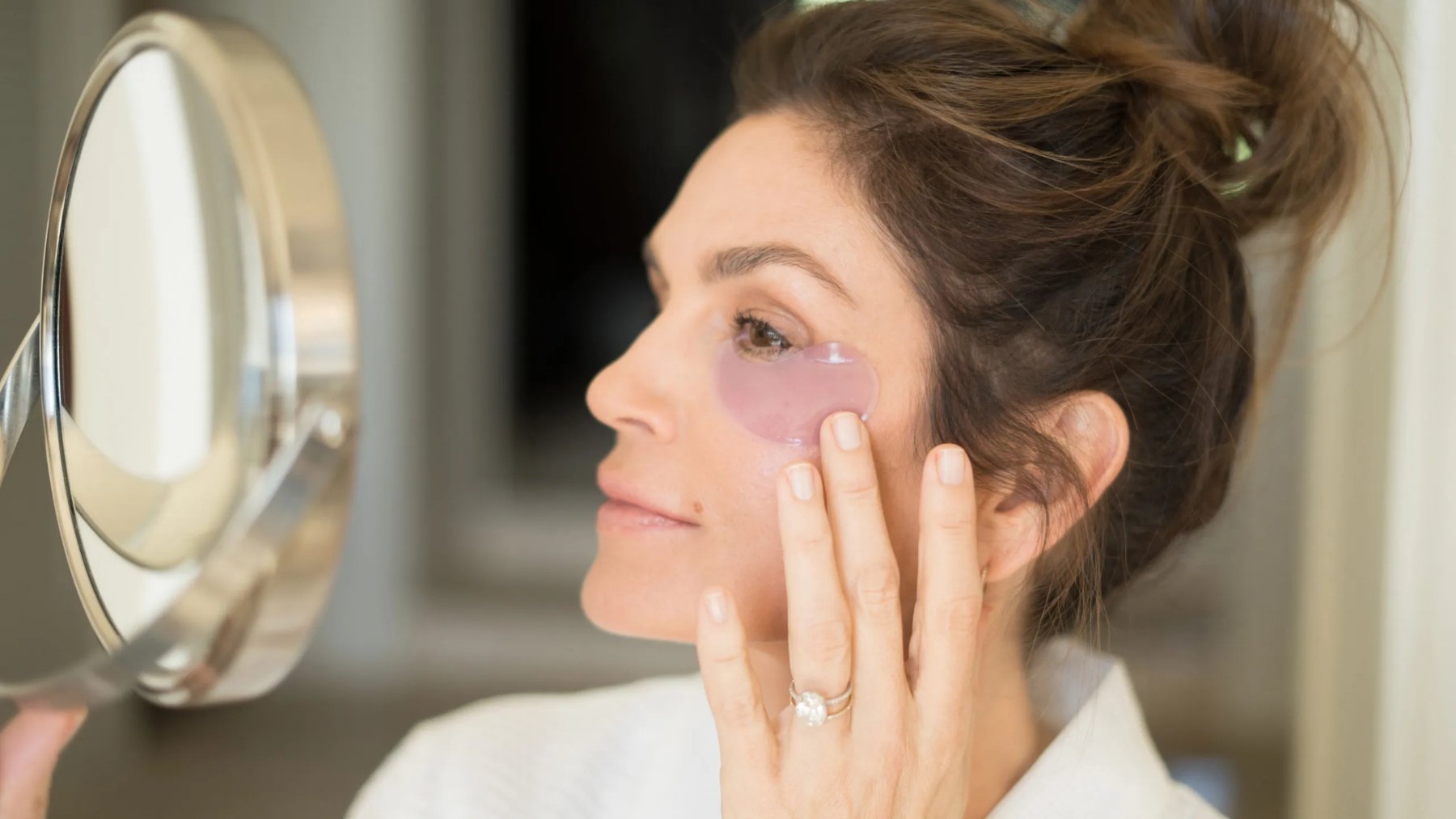 Cindy Crawford los usa y arrasan entre mujeres de más de 50: los parches de ojos más eficaces