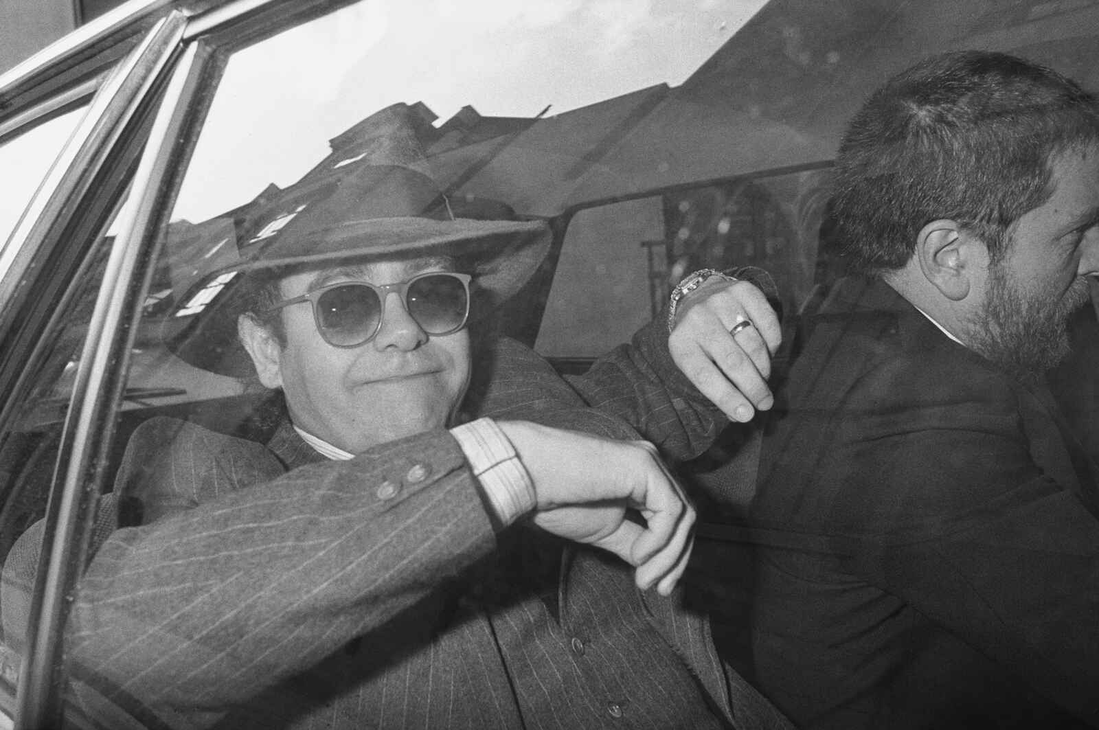 Elton John en un coche