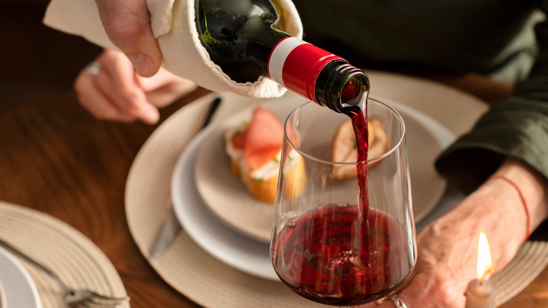 Varios sumilleres revelan el vino perfecto para cada aperitivo: «Para gildas, burbuja con un toque dulce»