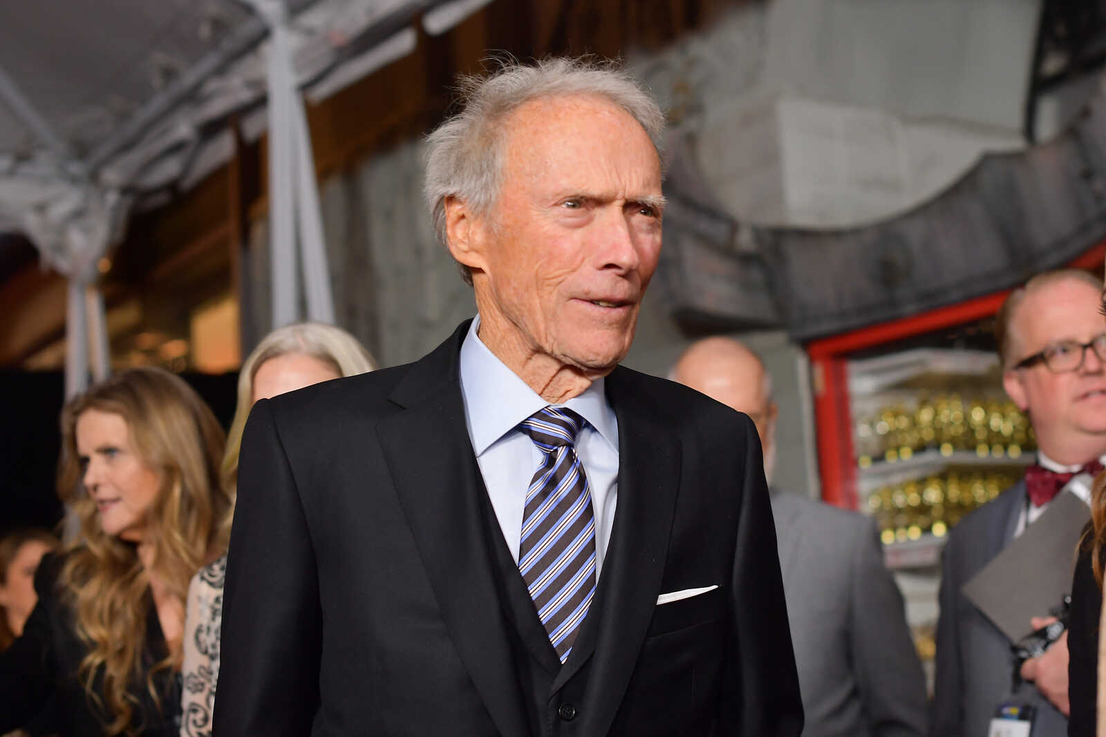 Clint Eastwood posando