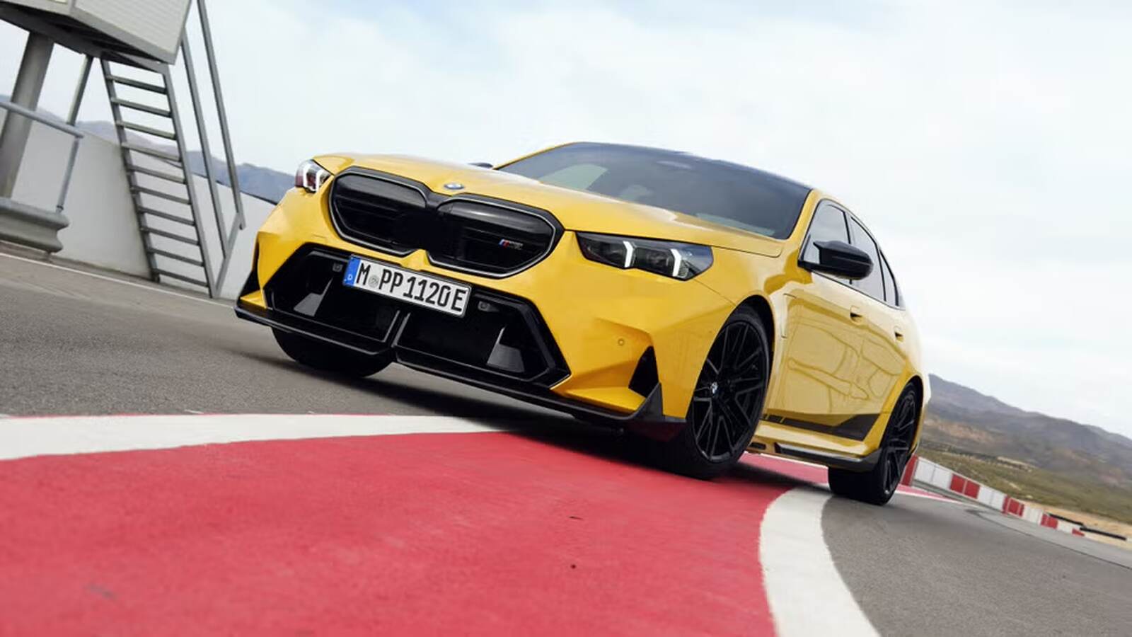 Coche amarillo de BWM de Carlos Alcaraz