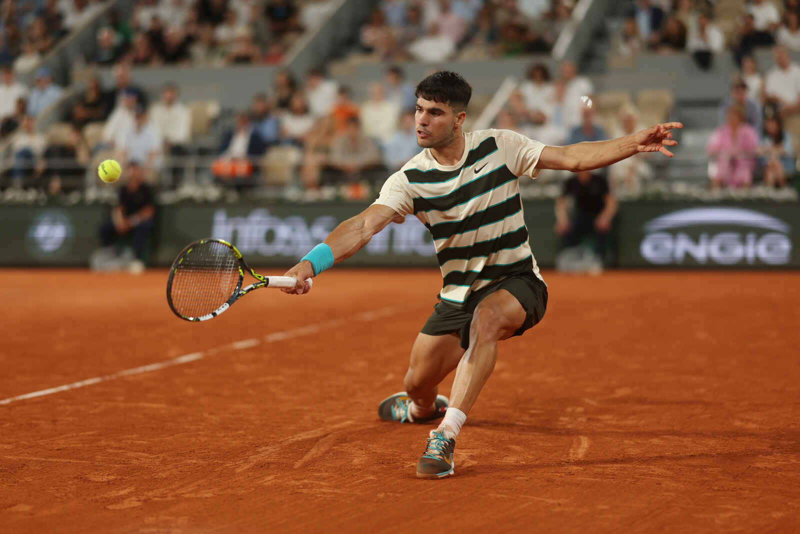 Carlos Alcaraz jugando