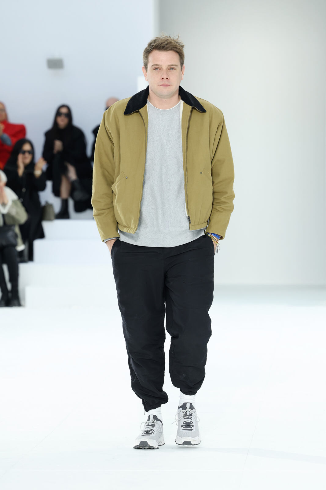 Jonathan Anderson en un desfile andando