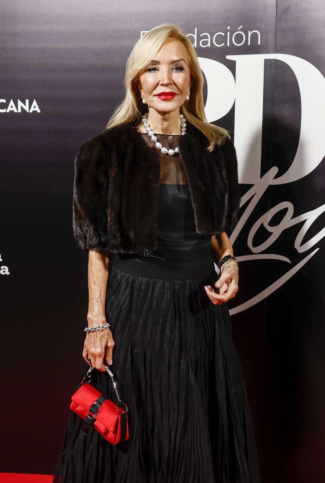 Carmen Lomana posando en un photocall