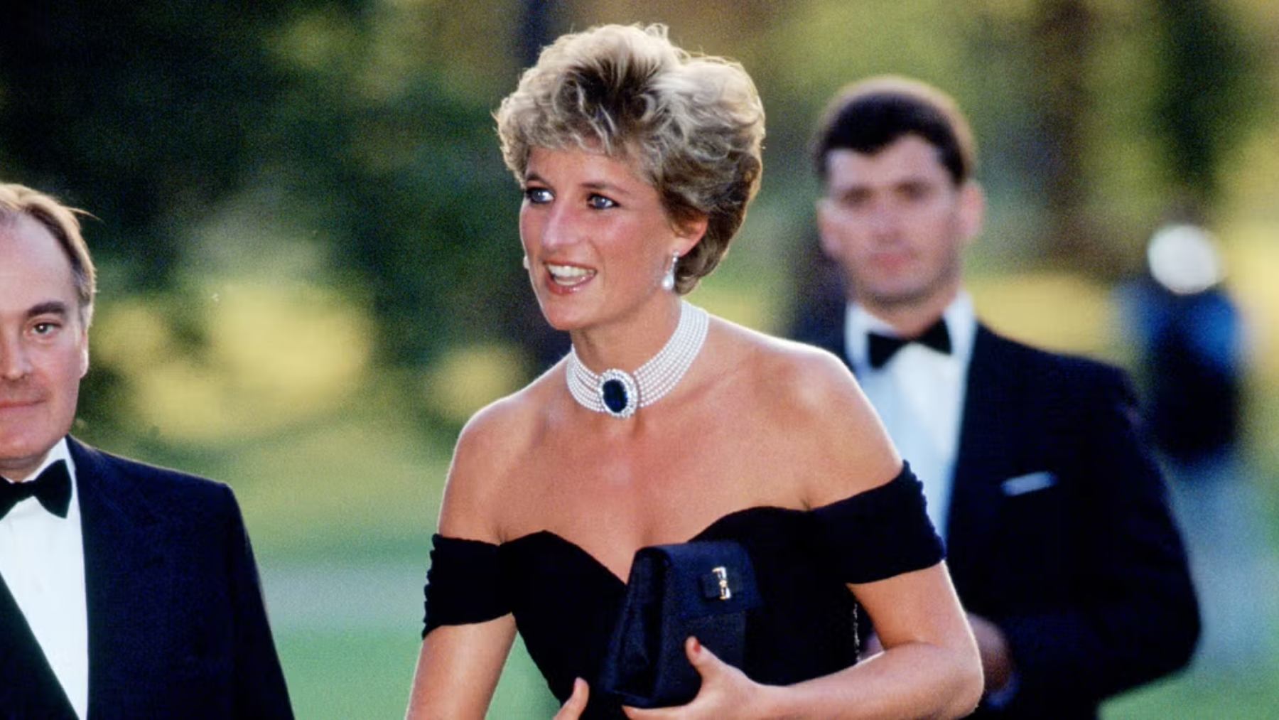 Lady Di con un collar de perlas