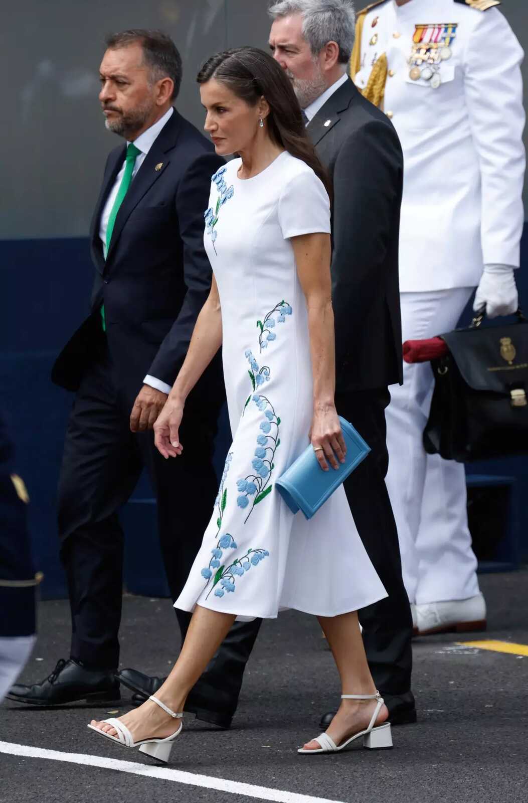 Reina Letizia en el Desfile de las Fuerzas Armadas de Carolina Herrera