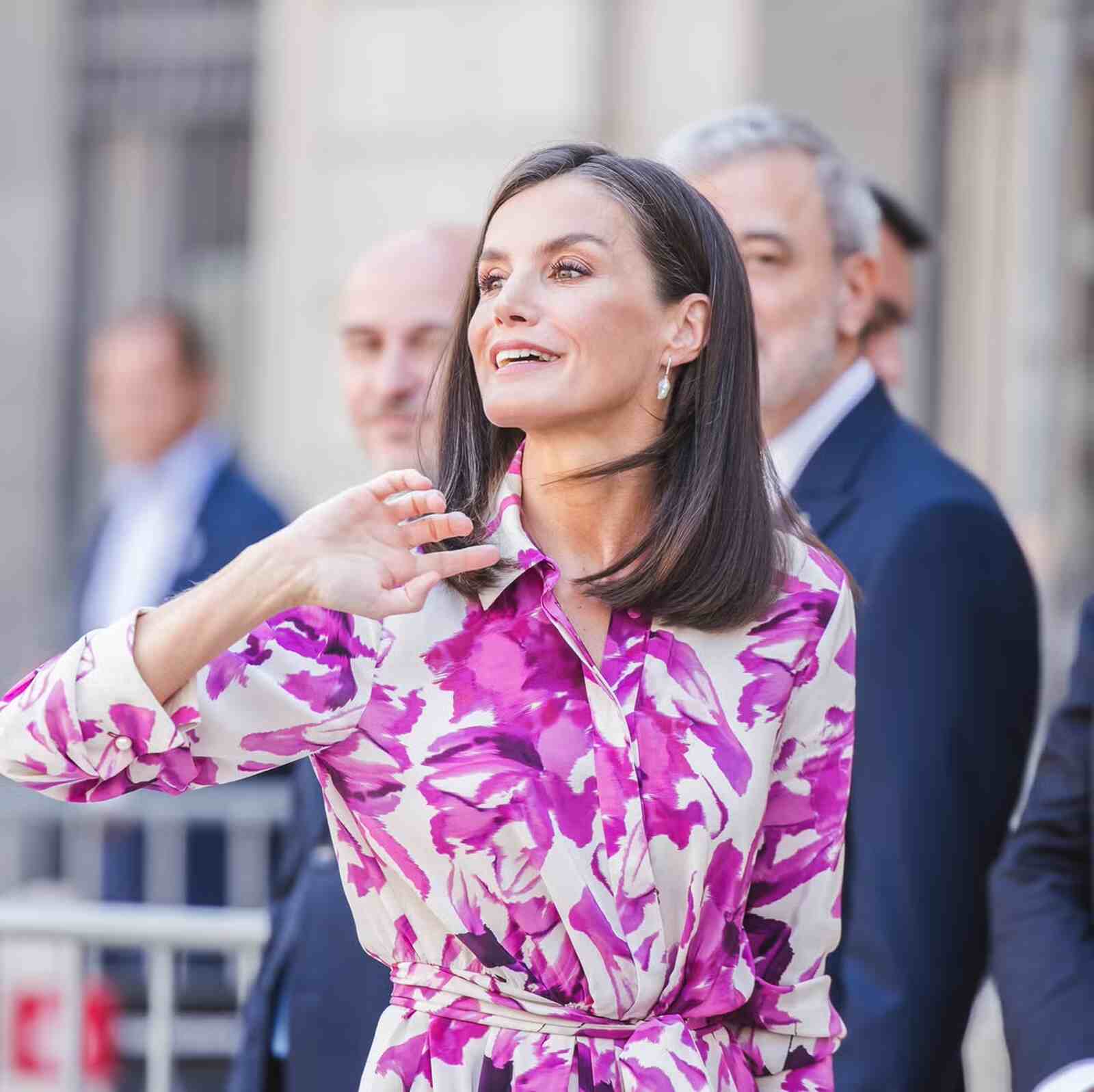 La Reina Letizia saludando