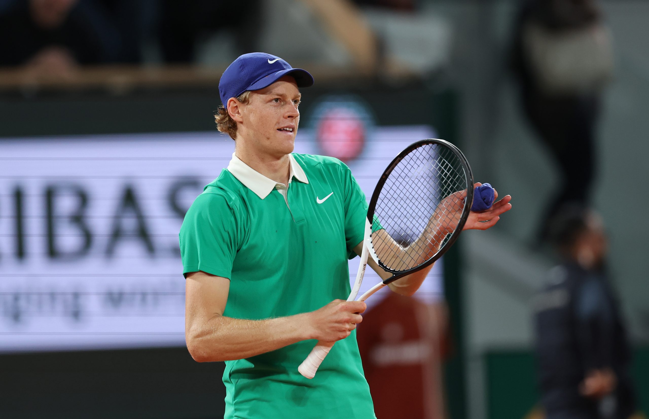 Jannik Sinner jugando en Roland Garros