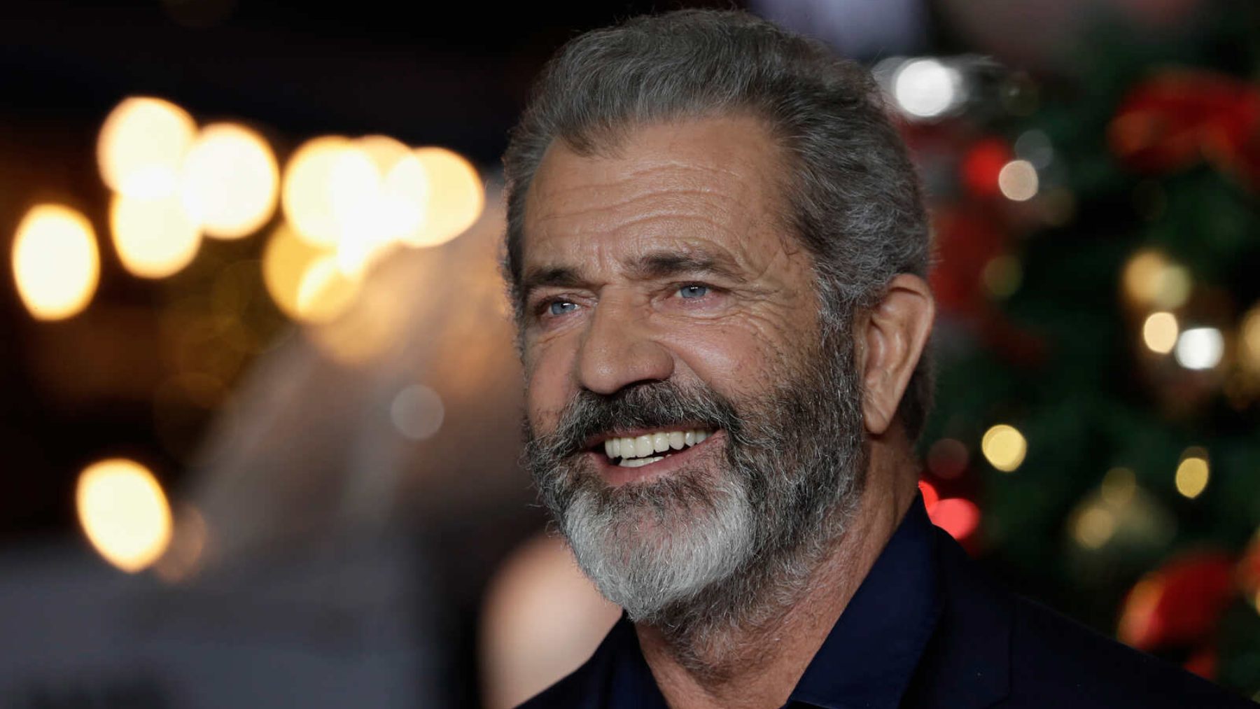 Mel Gibson sonriendo en un photocall