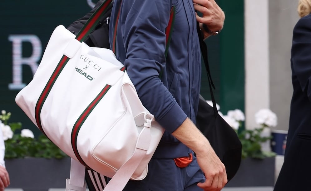 Sinner entrando con la bolsa de Gucci X HEAD