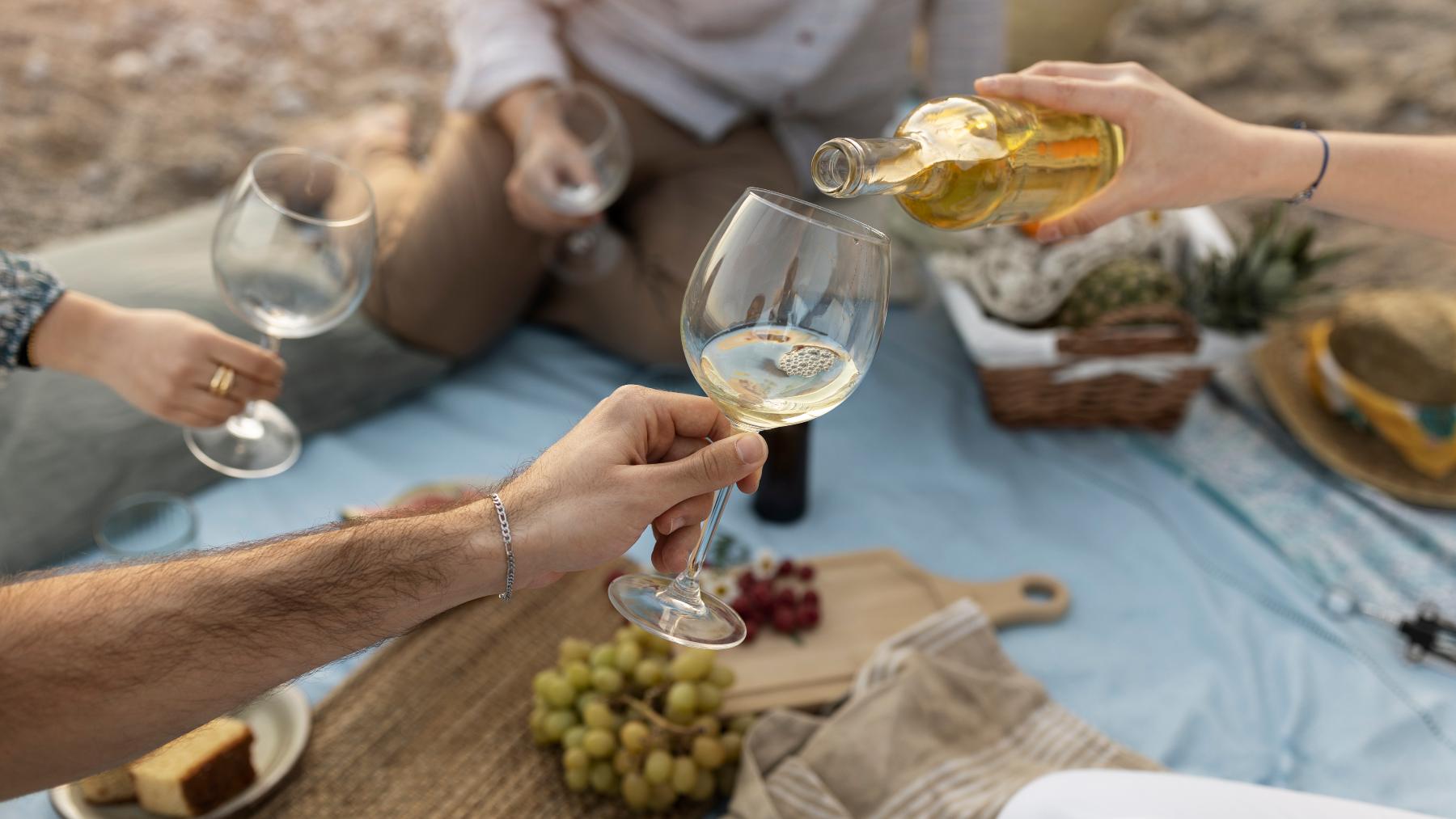 Blancos, rosados y con poca graduación: así beben los que saben de vino en verano