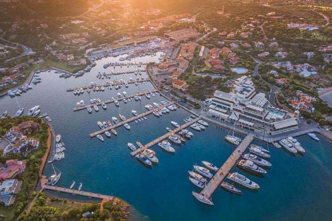 puerto donde atracan los yates