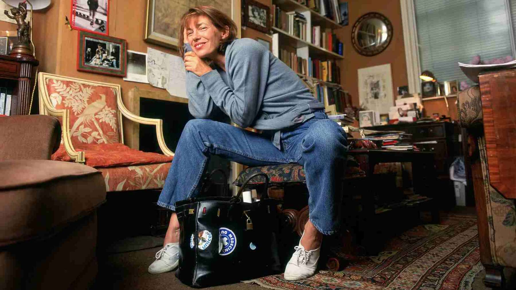 Jane Birkin con su Birkin que se subasta