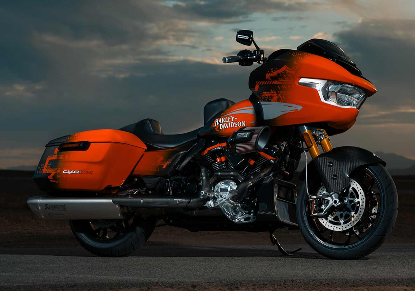 Foto con paisaje de la nueva moto de Harley-Davidson