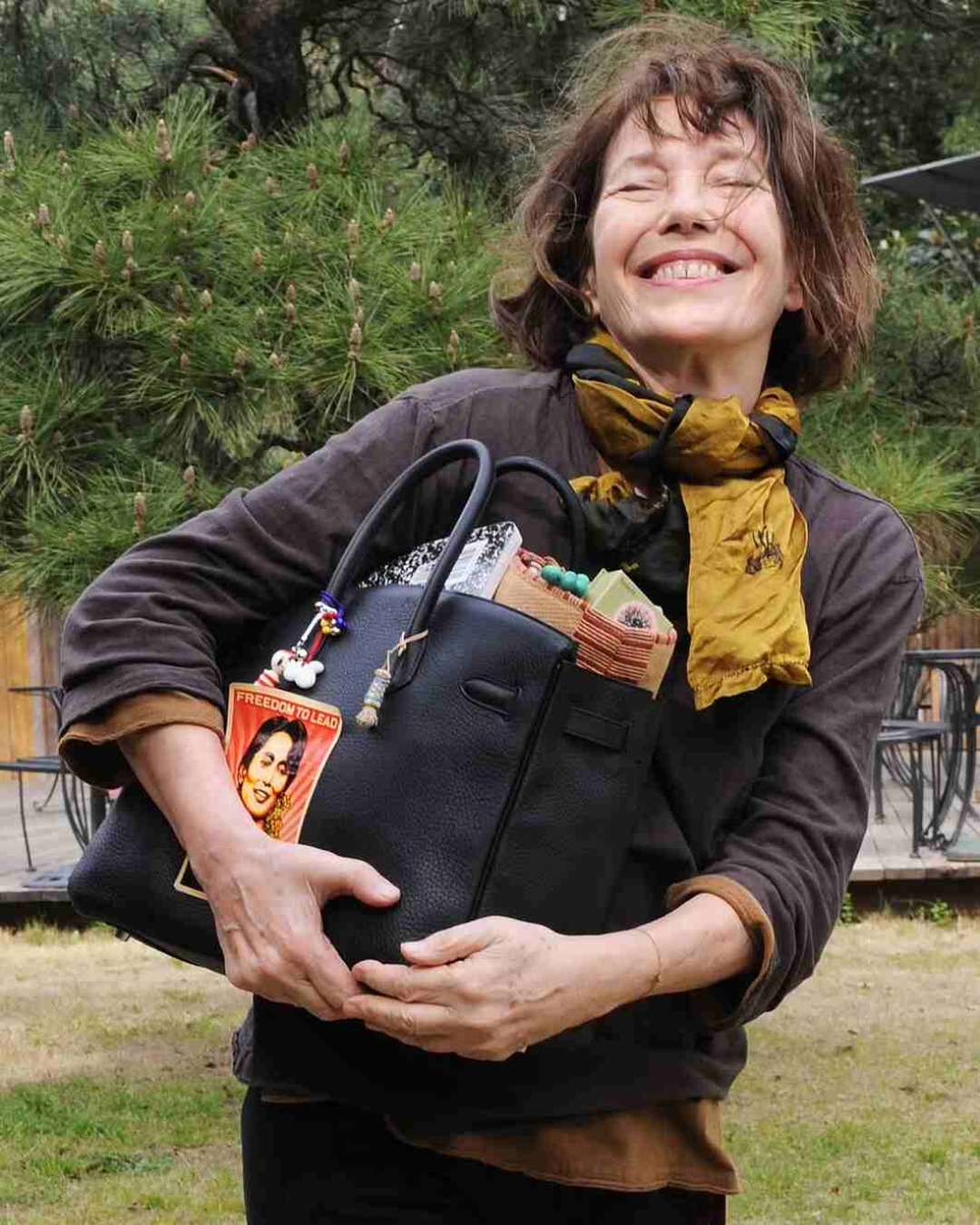 Jane Birkin posando con su bolso a subasta