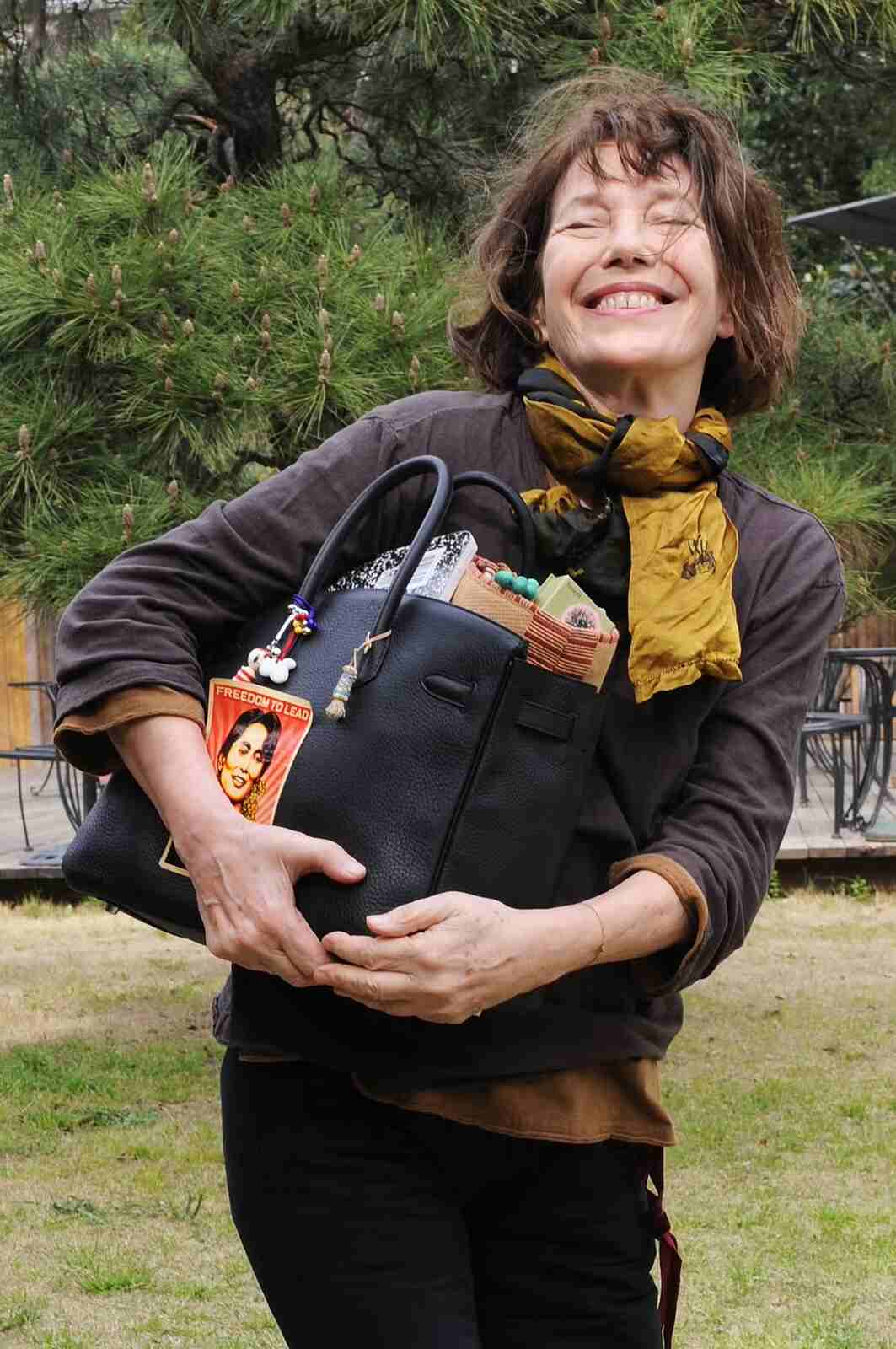 Jane Birkin con su bolso de subasta