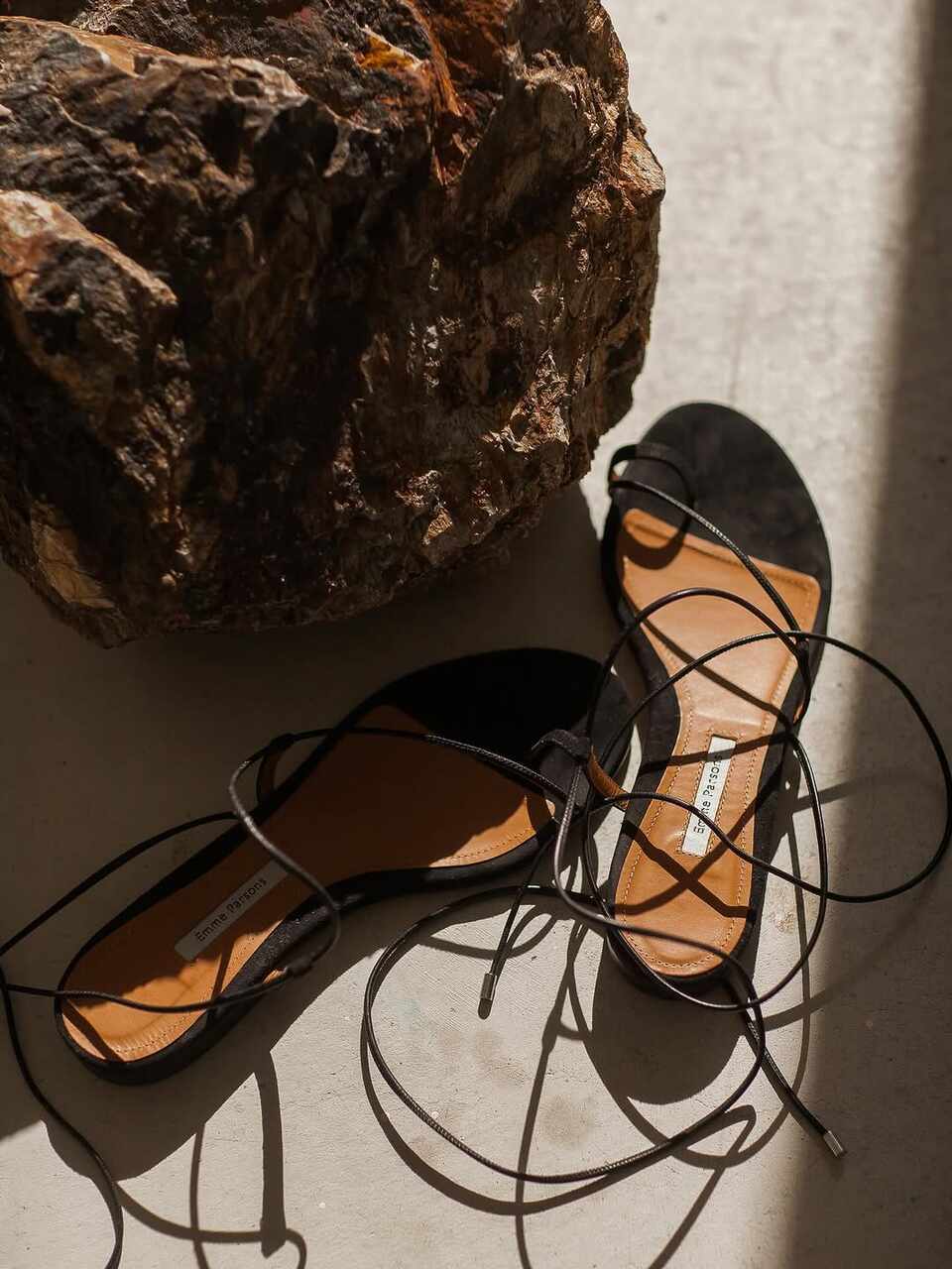 sandalias planas de tiras