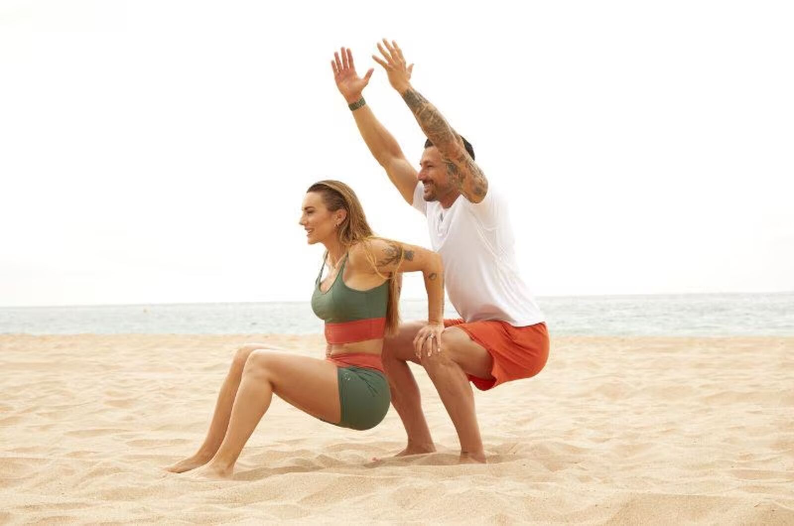 Pareja haciendo ejercicios de verano en la playa