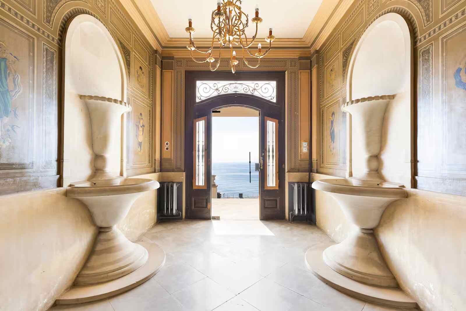 Entrada de una de las mansiones de Costa Brava