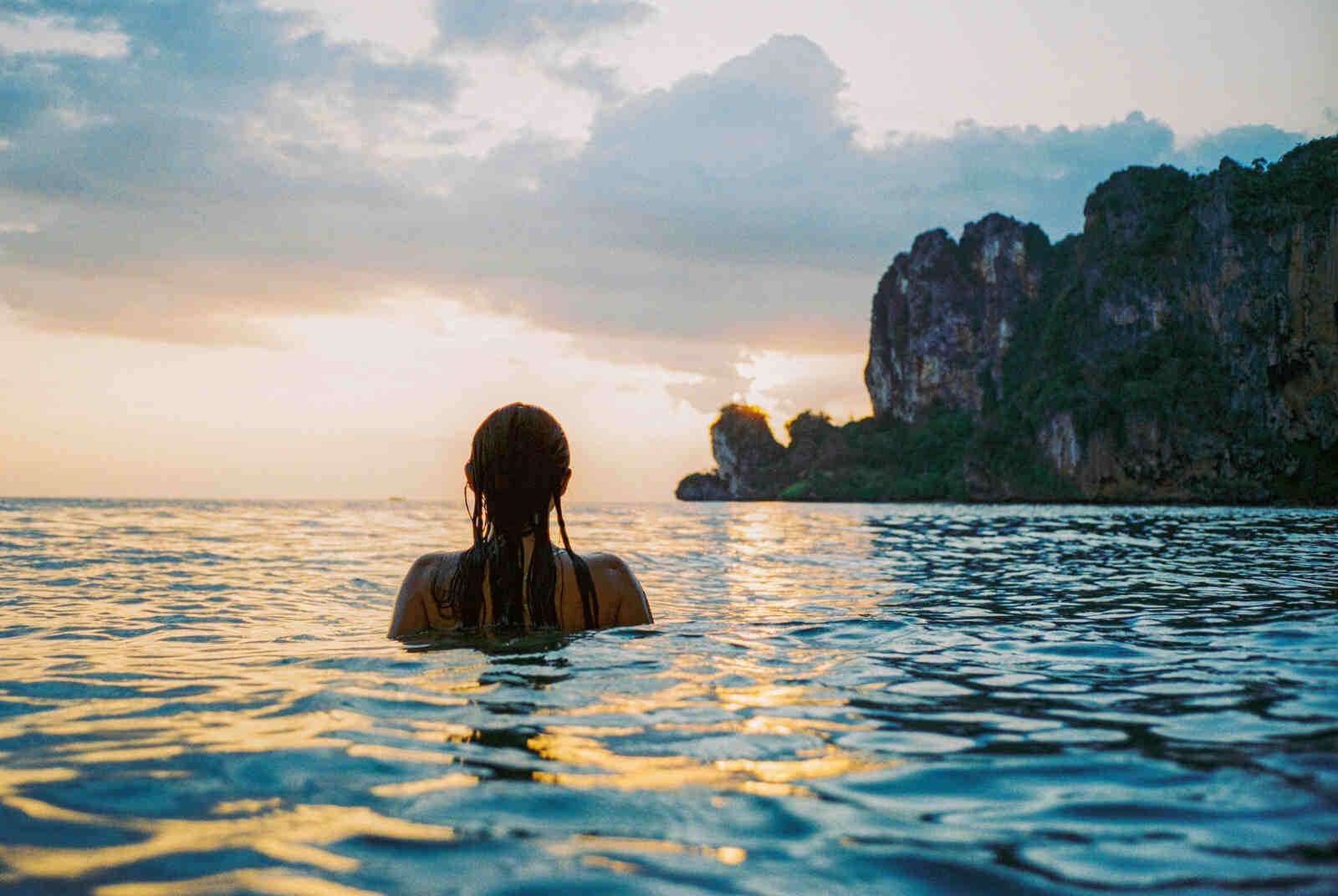 Mujer en el agua en la playa