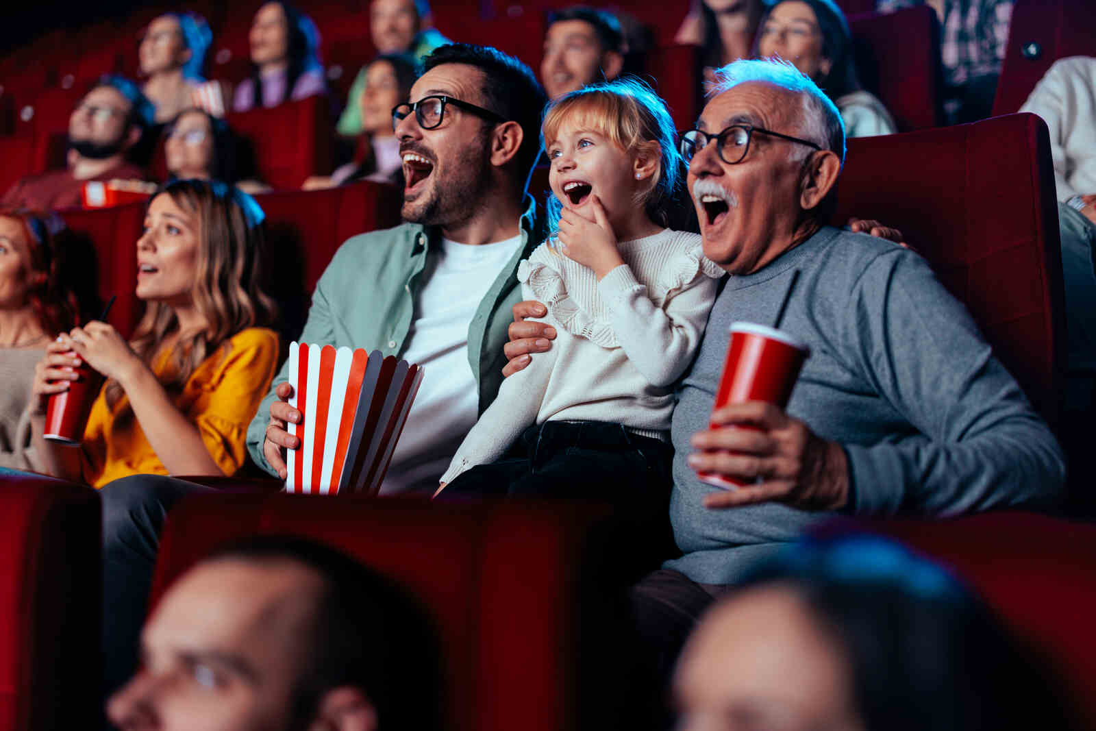 Familia viendo estrenos familiares