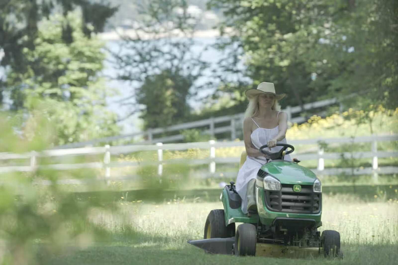 Pamela Anderson en un tractor mini