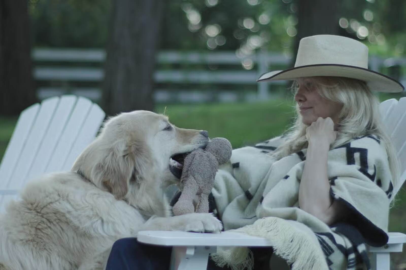 Pamela Anderson son su perro