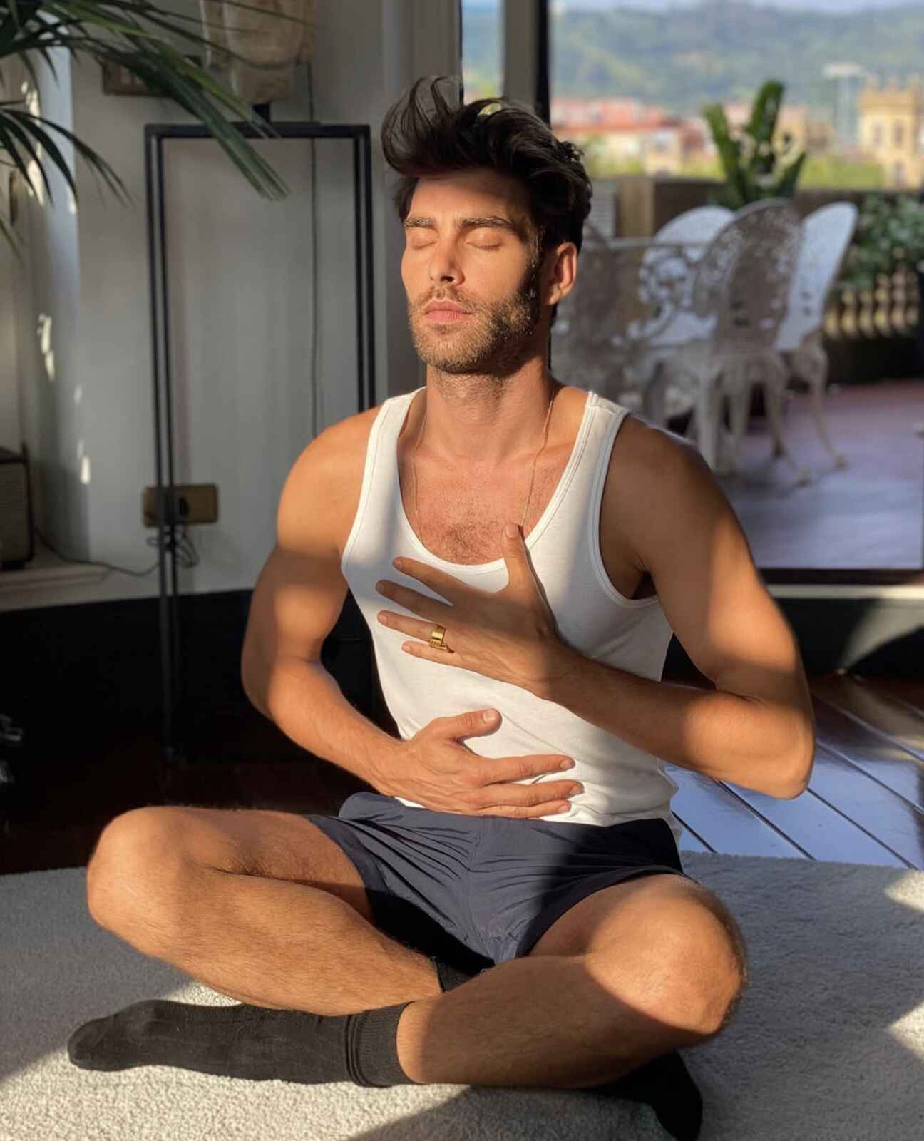 Jon Kortajarena en su casa de Bilbao