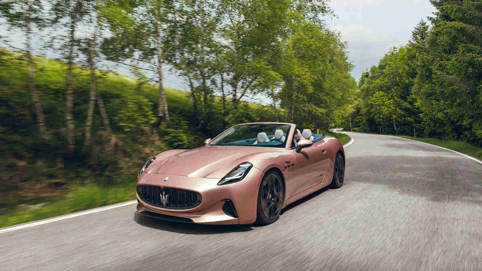 Maserati recorriendo el campo