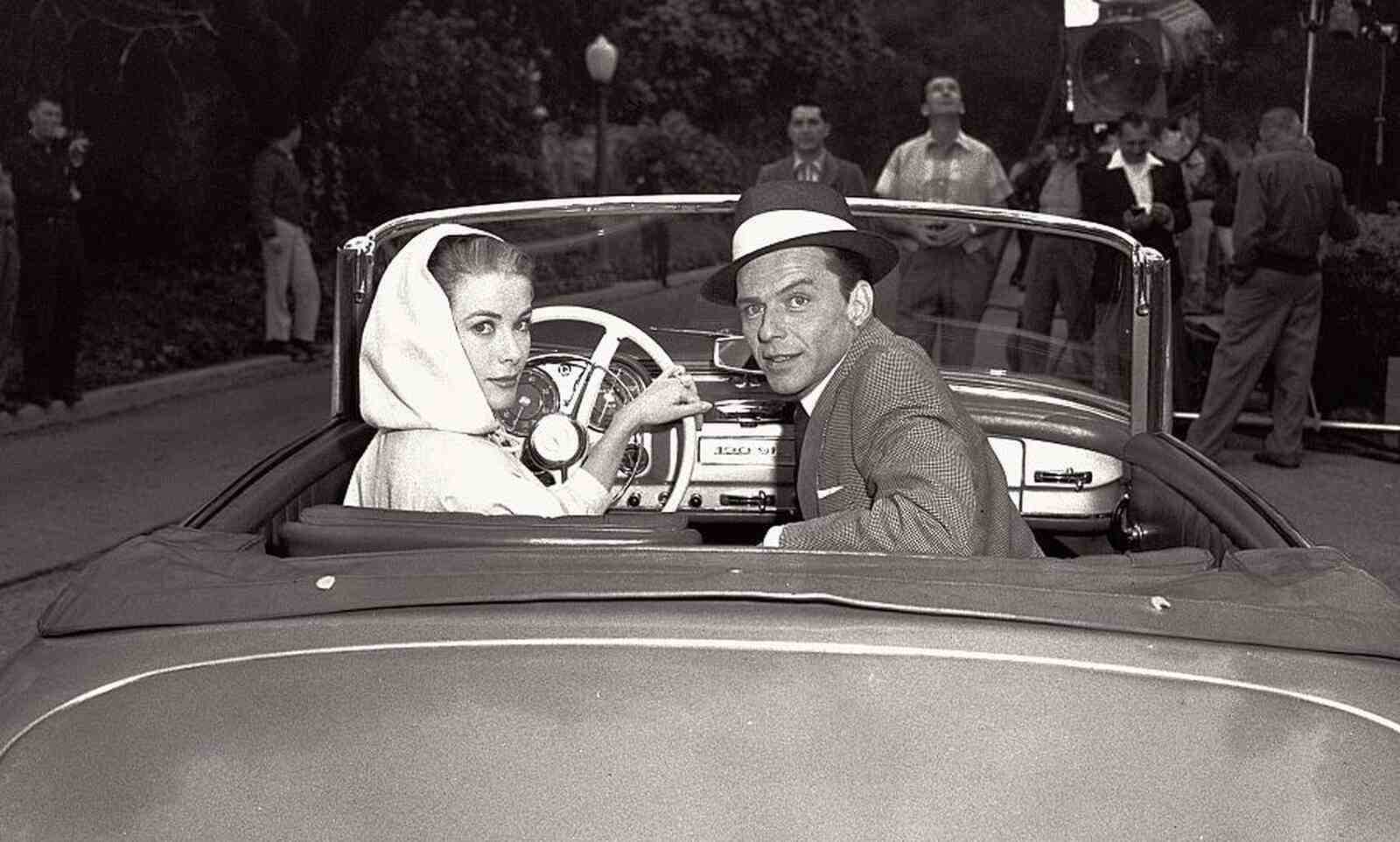 Grace Kelly en un descapotable de lujo